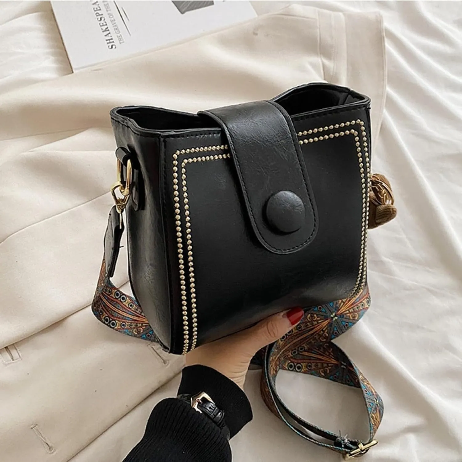 Bootara Bucket Bag, Fashion Crossbody Bag, Leather Crossbody Purse with Vintage Bunny Charm for Women with Adjustable Strap