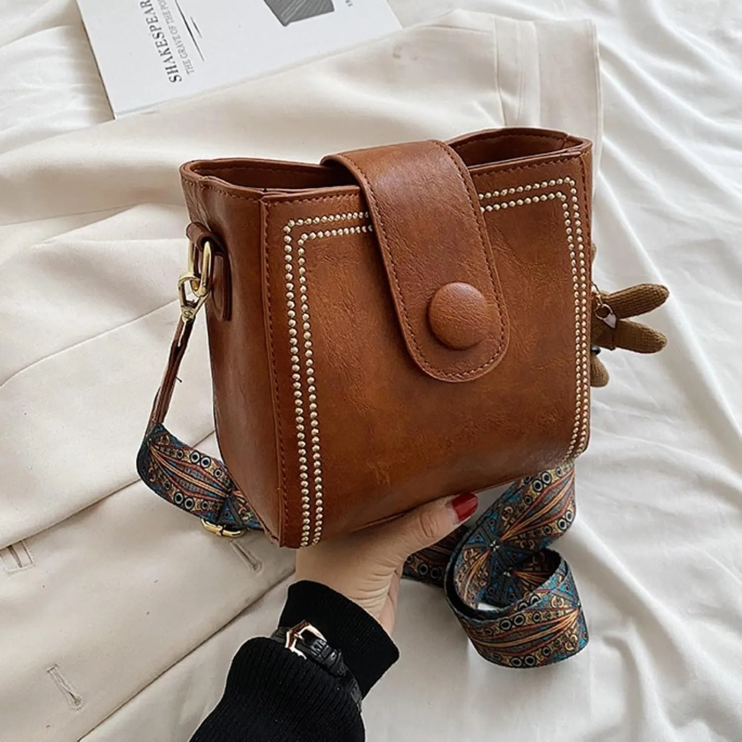 Bootara Bucket Bag, Fashion Crossbody Bag, Leather Crossbody Purse with Vintage Bunny Charm for Women with Adjustable Strap